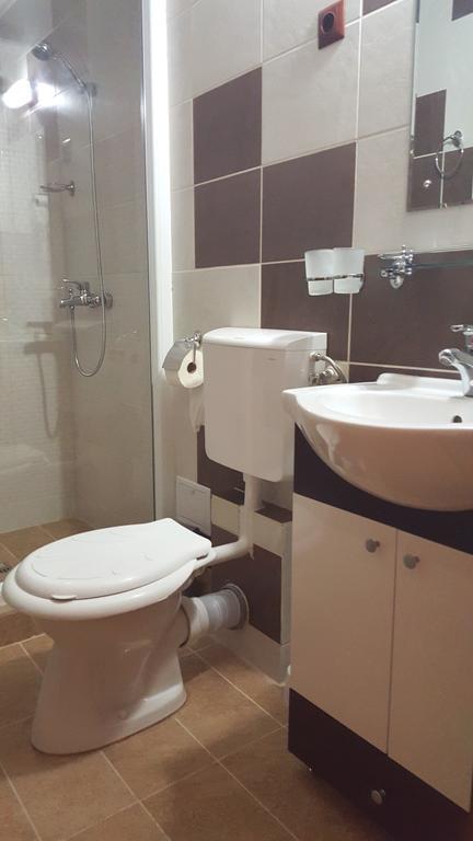 Casa Alex Hotel Targu Jiu Phòng bức ảnh