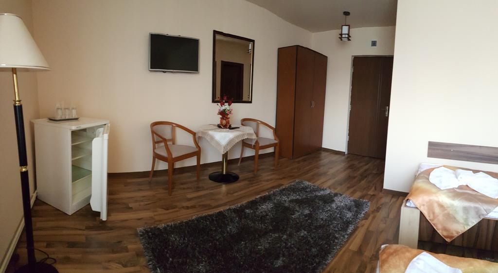 Casa Alex Hotel Targu Jiu Phòng bức ảnh