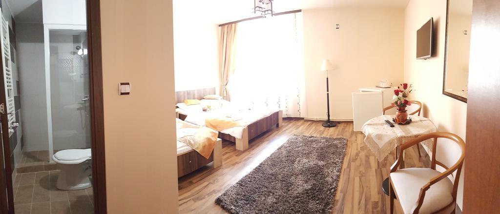 Casa Alex Hotel Targu Jiu Phòng bức ảnh