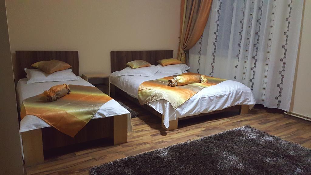 Casa Alex Hotel Targu Jiu Phòng bức ảnh